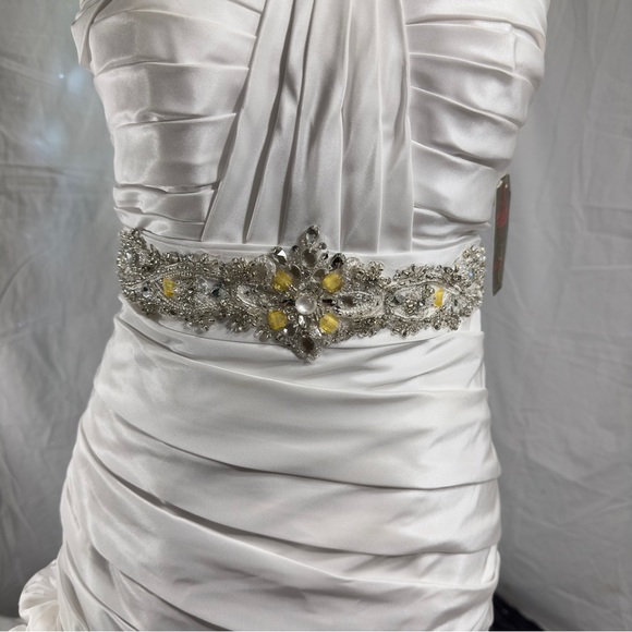 Gorgeous White Wedding Dress and Vail !! - Picture 2 of 12